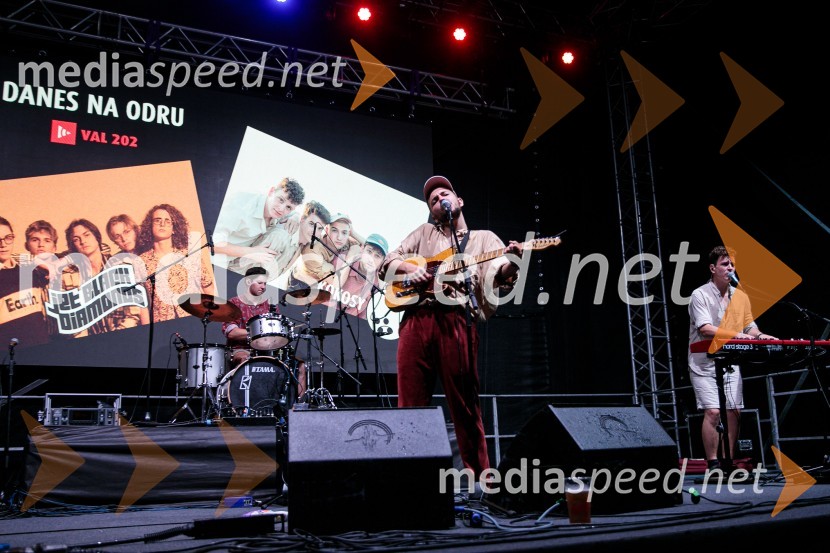  Boris Kokalj, pevec, skupina Kokosy;  Anže Lajevec, pianist, skupina KokosySlovenci na krilih polne dvorane Stožice  ekspresno odpravili Nemce in se uvrstili v osmino finala