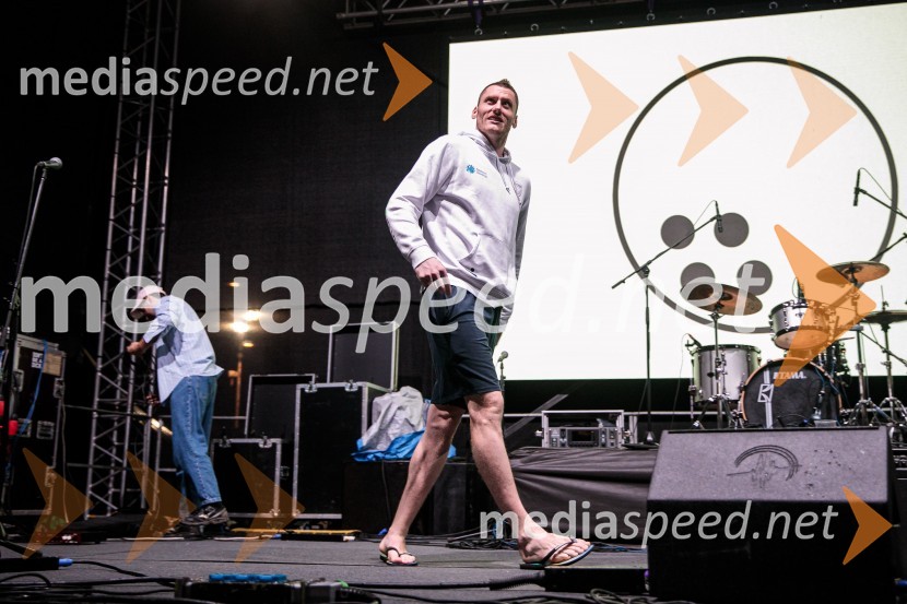  Tonček  Štern, odbojkarSlovenci na krilih polne dvorane Stožice  ekspresno odpravili Nemce in se uvrstili v osmino finala