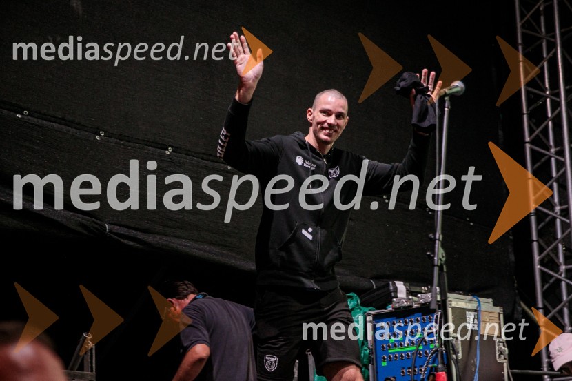  Alen  Pajenk  , odbojkarSlovenci na krilih polne dvorane Stožice  ekspresno odpravili Nemce in se uvrstili v osmino finala