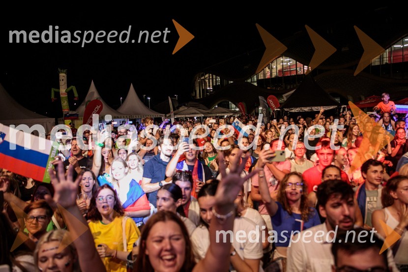 Slovenci na krilih polne dvorane Stožice  ekspresno odpravili Nemce in se uvrstili v osmino finala