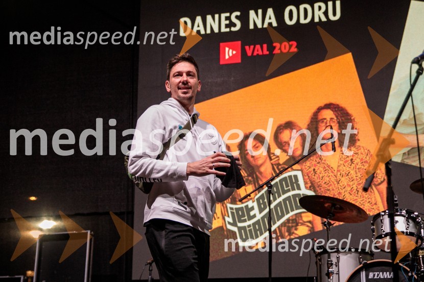  Dejan  Vinčić, odbojkarSlovenci na krilih polne dvorane Stožice  ekspresno odpravili Nemce in se uvrstili v osmino finala