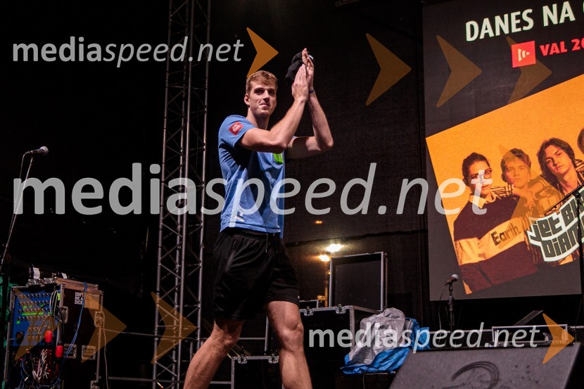 Slovenci na krilih polne dvorane Stožice  ekspresno odpravili Nemce in se uvrstili v osmino finala