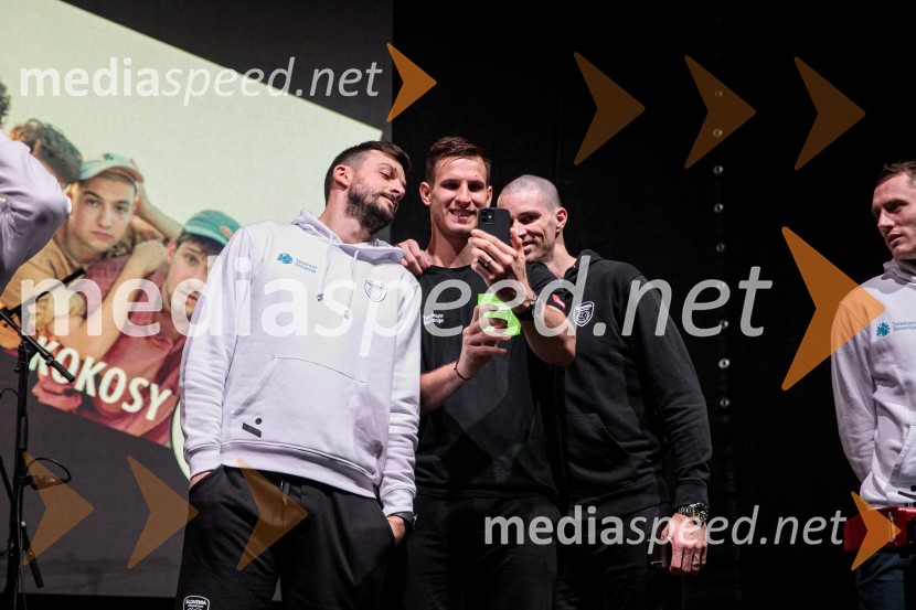  Mitja Gasparini   , odbojkar;  Jan  Kozamernik, odbojkar;  Alen  Pajenk  , odbojkarSlovenci na krilih polne dvorane Stožice  ekspresno odpravili Nemce in se uvrstili v osmino finala