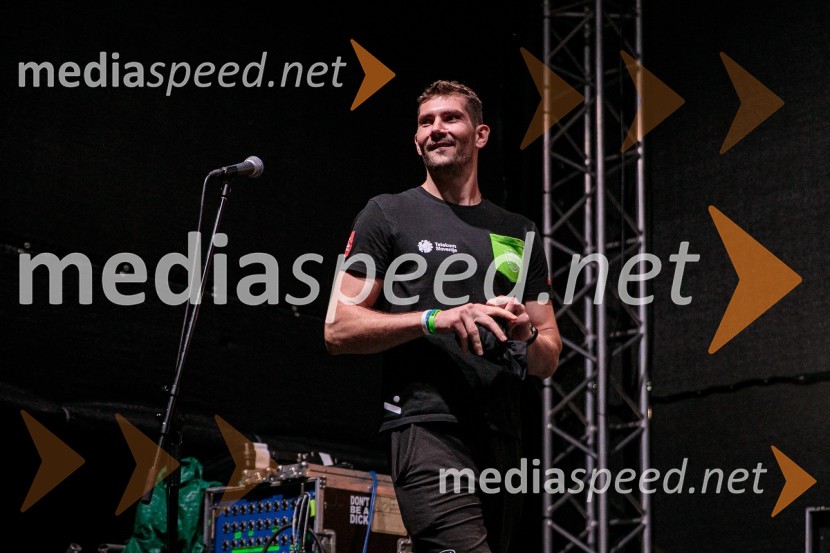 Slovenci na krilih polne dvorane Stožice  ekspresno odpravili Nemce in se uvrstili v osmino finala