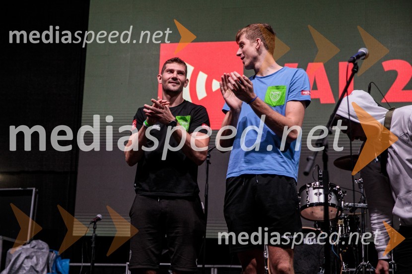 Slovenci na krilih polne dvorane Stožice  ekspresno odpravili Nemce in se uvrstili v osmino finala