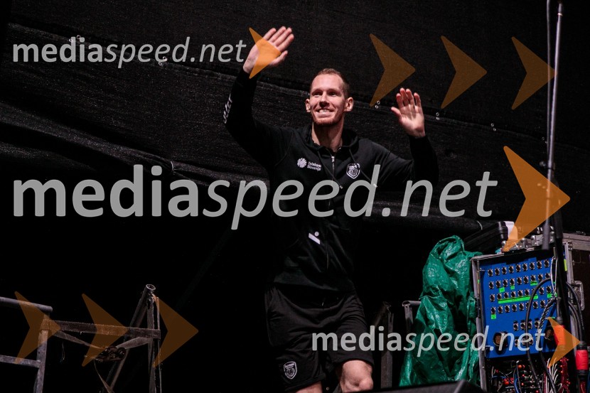  Tine  Urnaut, kapetan slovenske odbojkarske reprezentanceSlovenci na krilih polne dvorane Stožice  ekspresno odpravili Nemce in se uvrstili v osmino finala