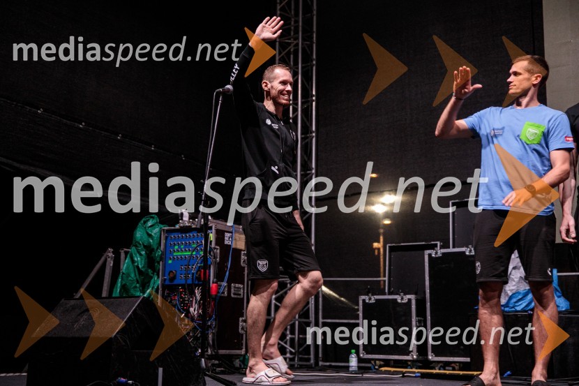  Tine  Urnaut, kapetan slovenske odbojkarske reprezentance;  Gregor  Ropret, odbojkarSlovenci na krilih polne dvorane Stožice  ekspresno odpravili Nemce in se uvrstili v osmino finala