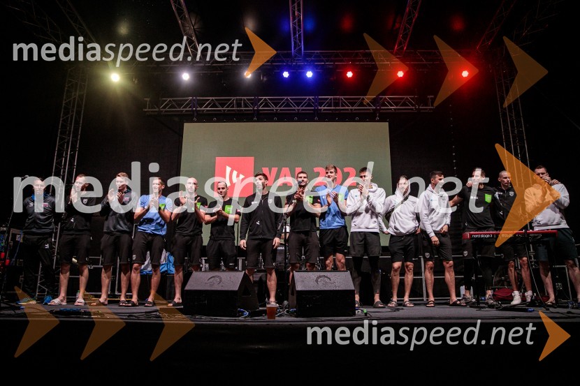 Slovenci na krilih polne dvorane Stožice  ekspresno odpravili Nemce in se uvrstili v osmino finala