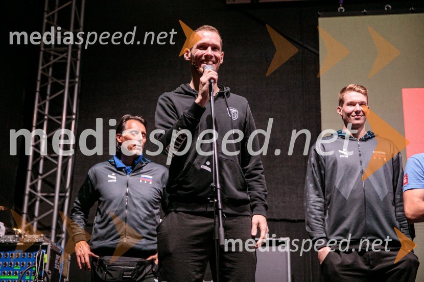  Gheorghe Crețu, trener odbojkarske reprezentance Slovenije;  Tine  Urnaut, kapetan slovenske odbojkarske reprezentance;  Rok  Možič, slovenski odbojkarski reprezentant Slovenci na krilih polne dvorane Stožice  ekspresno odpravili Nemce in se uvrstili v osmino finala