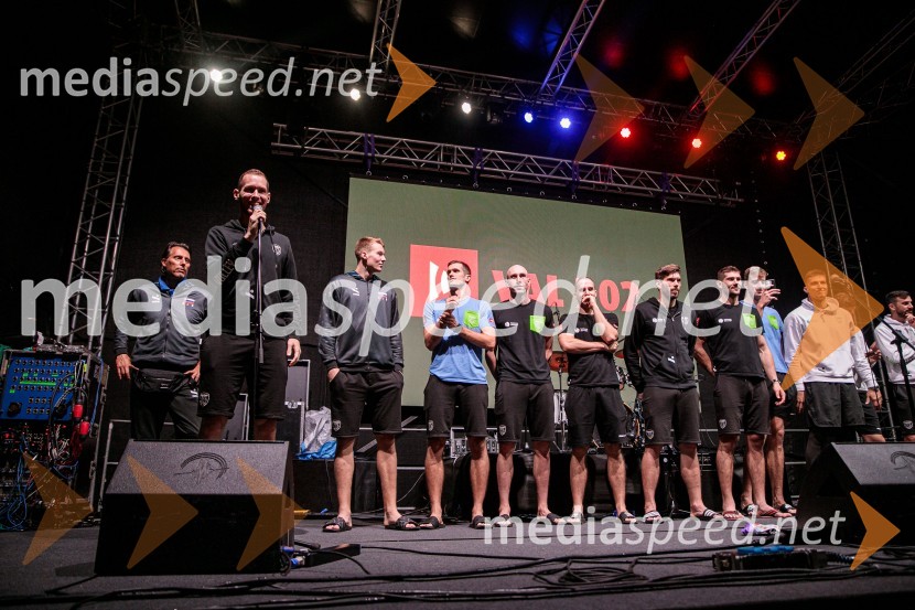 Slovenci na krilih polne dvorane Stožice  ekspresno odpravili Nemce in se uvrstili v osmino finala