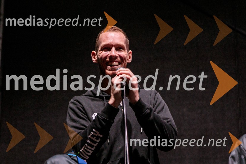  Tine  Urnaut, kapetan slovenske odbojkarske reprezentanceSlovenci na krilih polne dvorane Stožice  ekspresno odpravili Nemce in se uvrstili v osmino finala