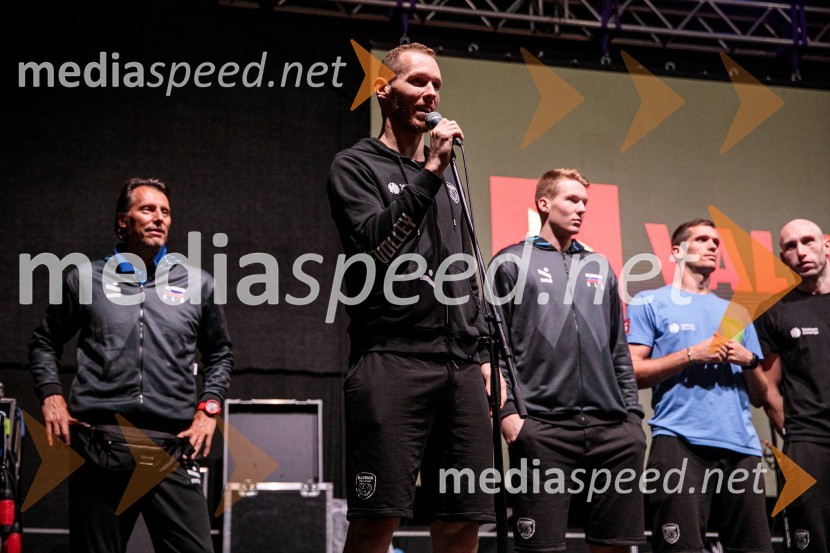  Gheorghe Crețu, trener odbojkarske reprezentance Slovenije;  Tine  Urnaut, kapetan slovenske odbojkarske reprezentance;  Rok  Možič, slovenski odbojkarski reprezentant ;  Gregor  Ropret, odbojkar;  Žiga  Štern, odbojkarSlovenci na krilih polne dvorane Stožice  ekspresno odpravili Nemce in se uvrstili v osmino finala