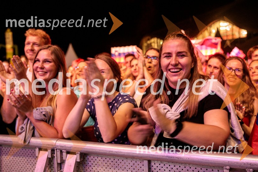 Slovenci na krilih polne dvorane Stožice  ekspresno odpravili Nemce in se uvrstili v osmino finala