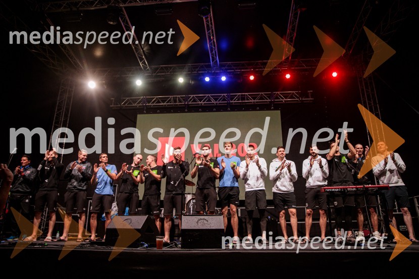 Slovenci na krilih polne dvorane Stožice  ekspresno odpravili Nemce in se uvrstili v osmino finala