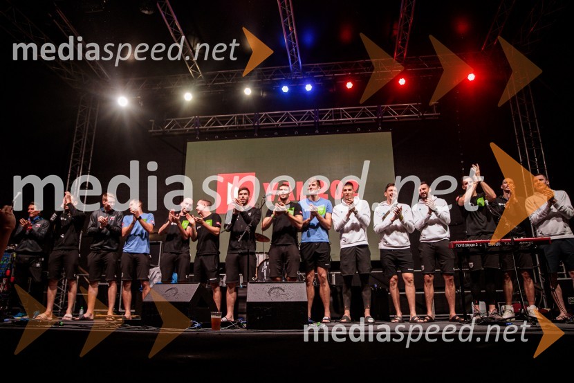 Slovenci na krilih polne dvorane Stožice  ekspresno odpravili Nemce in se uvrstili v osmino finala