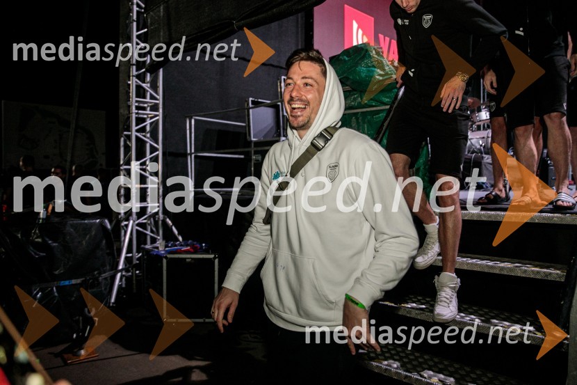  Dejan  Vinčić, odbojkarSlovenci na krilih polne dvorane Stožice  ekspresno odpravili Nemce in se uvrstili v osmino finala