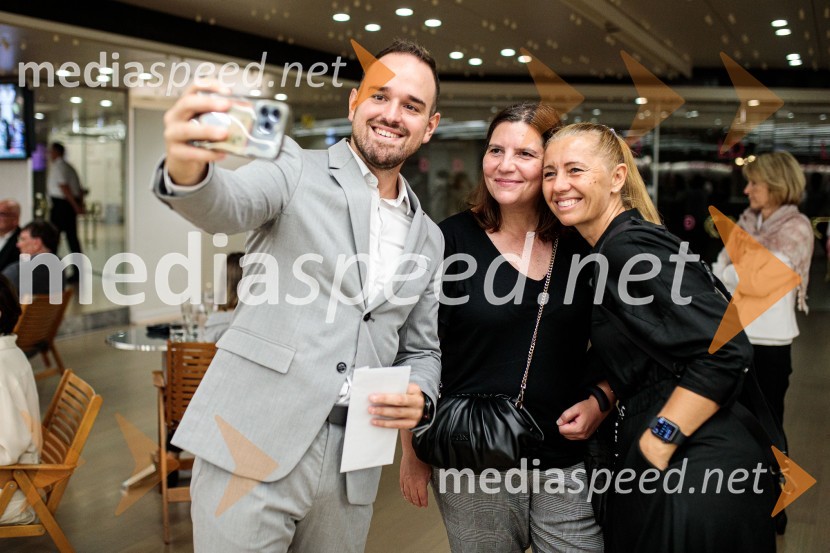  Žiga Lakner, pevec;  Teja Pelko, novinarka, Svet24;  Darja Štravs Tisu, radijska voditeljica, glasbenica in fotografinjaNoche española, koncert Plácida Dominga, Festival Ljubljana 2022