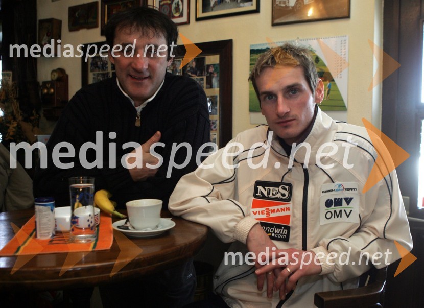 Vasja Bajc, trener in vodja češke reprezentance v smučarskih skokih in Jakub Janda, češki smučarski skakalecJakub Janda, smučarski skakalec na treningu v Lescah