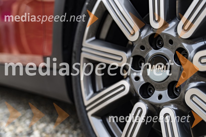 Življenje je barvito: nova izdaja MINI Multitone Edition praznuje raznoliko skupnost MINI