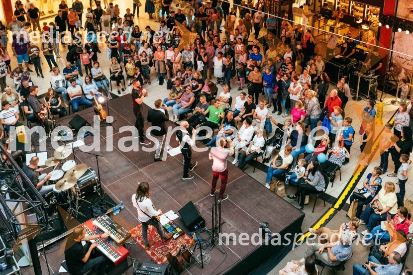 Slovo od poletja 2022 s Kvatropirci in bandom v Citycentru Celje