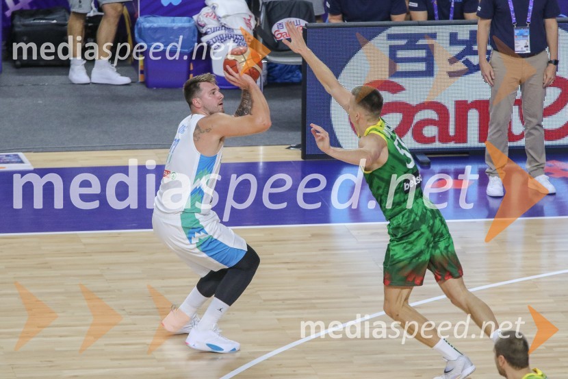  Luka  Dončić, košarkar;  ... Slovenci za uvod v evropsko prvenstvo slavili proti močni Litvi