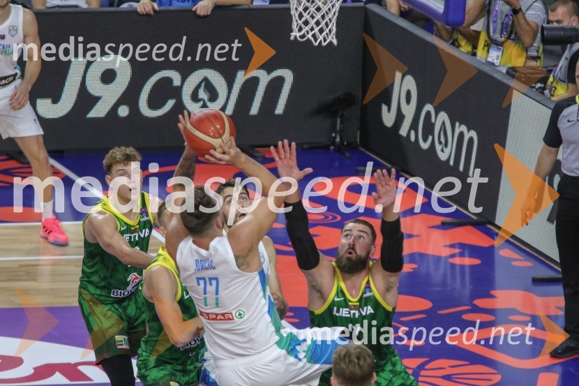  ... ;  Luka  Dončić, košarkar;  Mike Tobey, košarkar;  ... Slovenci za uvod v evropsko prvenstvo slavili proti močni Litvi