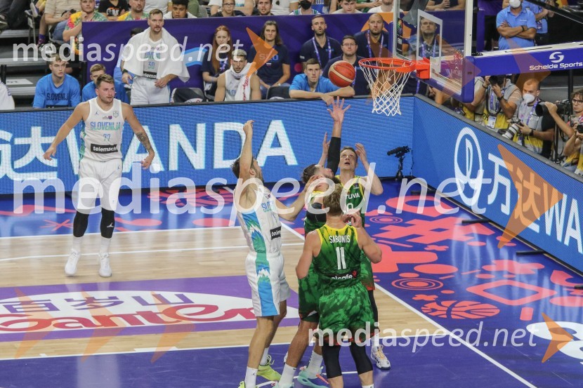  Luka  Dončić, košarkar;  Mike Tobey, košarkar;  ... Slovenci za uvod v evropsko prvenstvo slavili proti močni Litvi