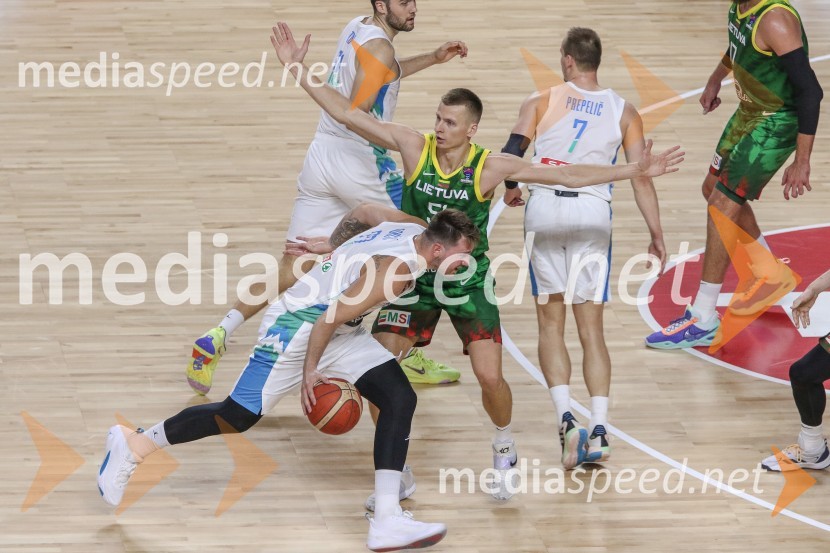  Luka  Dončić, košarkar;  ... Slovenci za uvod v evropsko prvenstvo slavili proti močni Litvi