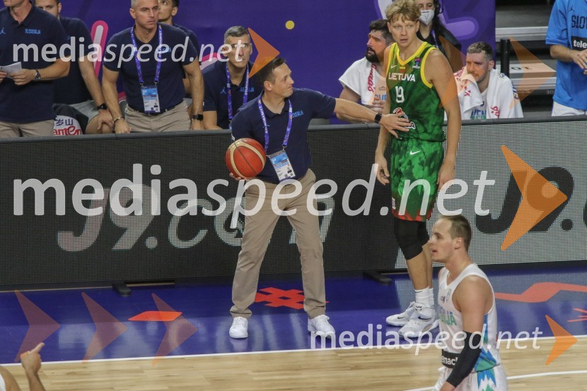  Aleksander Sekulić, selektor  košarkaške reprezentance;  ... ;  Klemen Prepelič, košarkarSlovenci za uvod v evropsko prvenstvo slavili proti močni Litvi