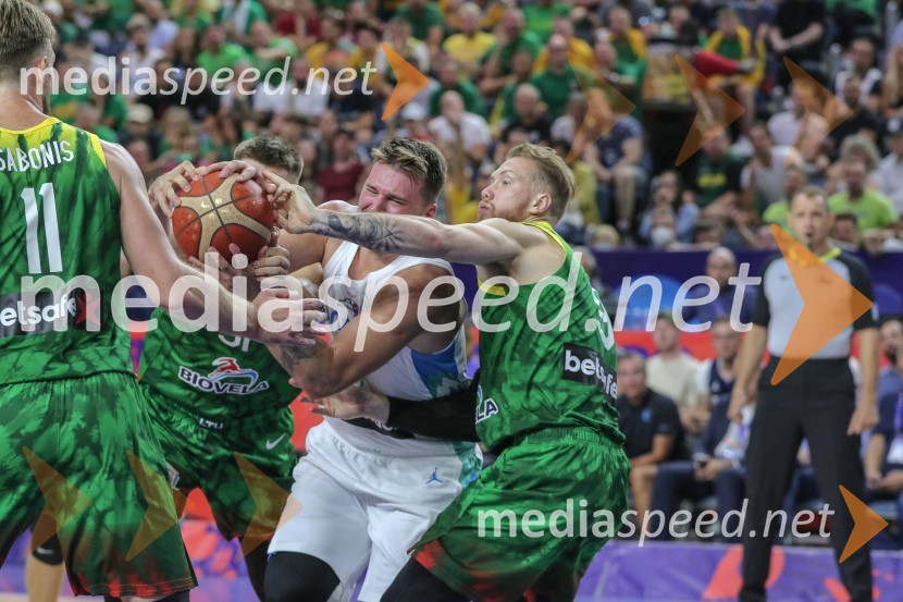  Luka  Dončić, košarkar;  ... Slovenci za uvod v evropsko prvenstvo slavili proti močni Litvi