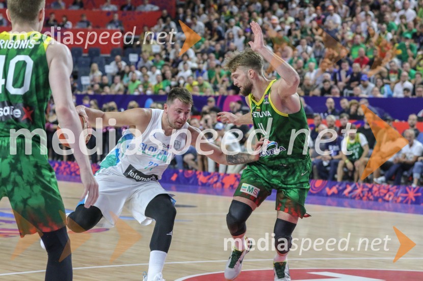  Luka  Dončić, košarkar;  ... Slovenci za uvod v evropsko prvenstvo slavili proti močni Litvi