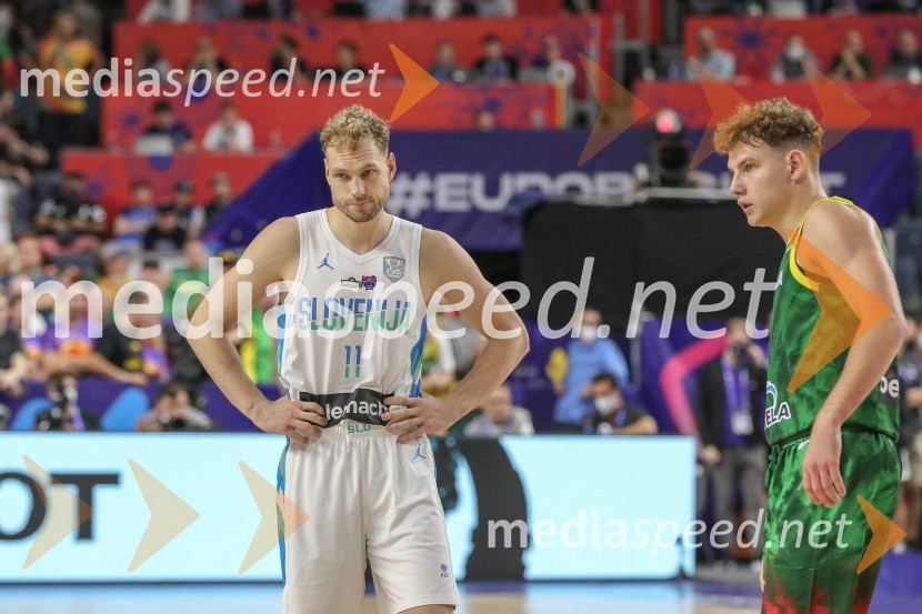  Jaka Blažič, košarkar;  ... Slovenci za uvod v evropsko prvenstvo slavili proti močni Litvi