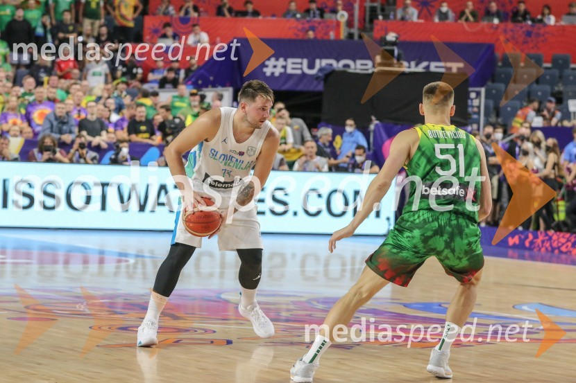  Luka  Dončić, košarkar;  ... Slovenci za uvod v evropsko prvenstvo slavili proti močni Litvi