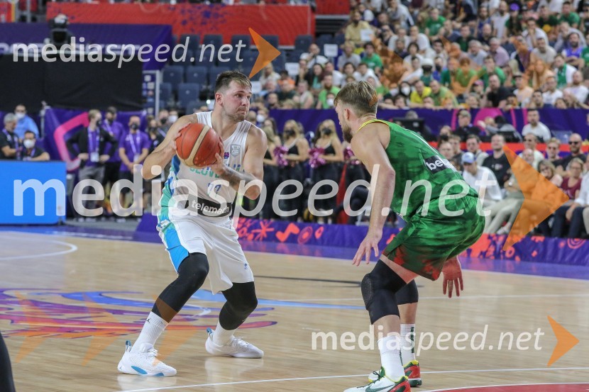  Luka  Dončić, košarkar;  ... Slovenci za uvod v evropsko prvenstvo slavili proti močni Litvi