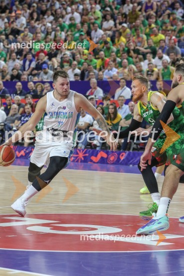  Luka  Dončić, košarkar;  ... Slovenci za uvod v evropsko prvenstvo slavili proti močni Litvi
