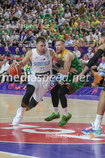  Luka  Dončić, košarkar;  ... Slovenci za uvod v evropsko prvenstvo slavili proti močni Litvi