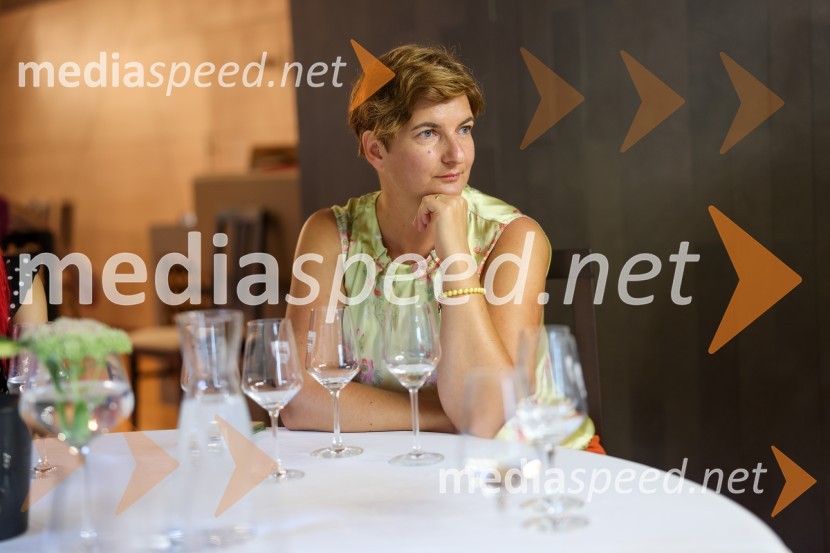  Martina  Bukovec, direktorica, Zavod za turizem in razvoj LendavaVečer vin iz Lendavskih goric in izbor županovega vina