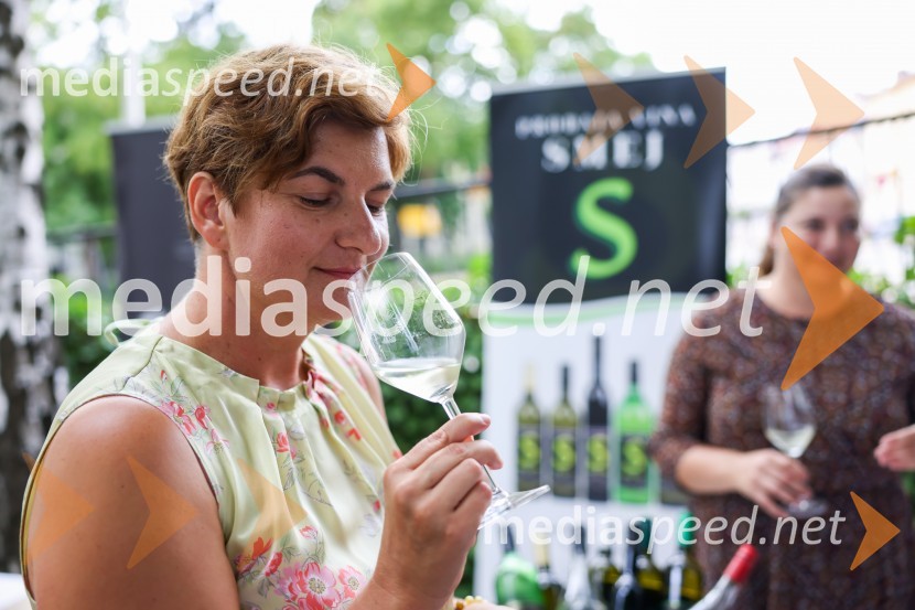  Martina  Bukovec, direktorica, Zavod za turizem in razvoj LendavaVečer vin iz Lendavskih goric in izbor županovega vina