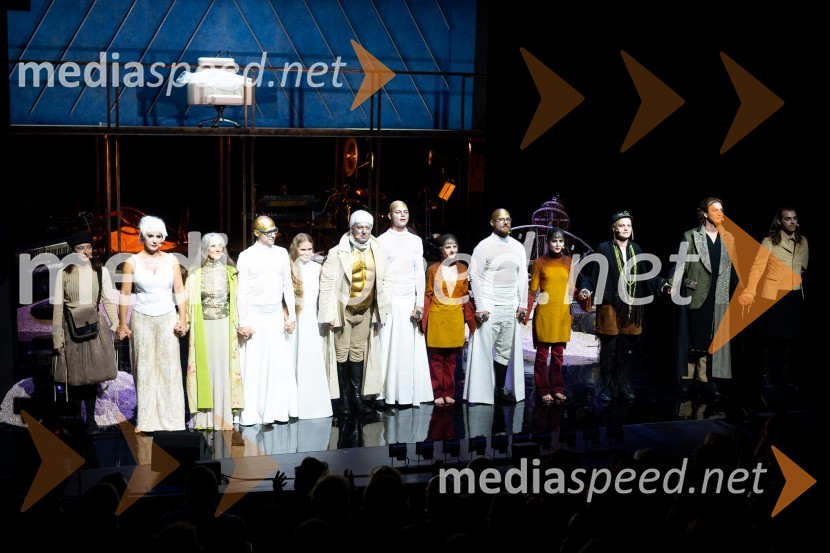  Sara Gorše, igralka;  Karin Komljanec, igralka;  Nataša Tič Ralijan, igralka;  ... ;  Ana Pavlin, igralka;  Gaber K. Trseglav, igralec;  ... ;  Lena Hribar  Škrlec, igralka;  ... ;  Lara Wolf Završnik, igralka;  Gašper Jarni, igralec;  Filip Samobor, igralec;  Matic Lukšič, igralecBoljši svet, mjuzikal