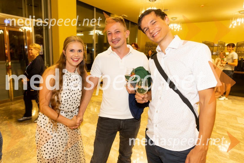  Ana Pavlin, igralka;  Tom Kobe, zobozdravnik;  ... Boljši svet, mjuzikal