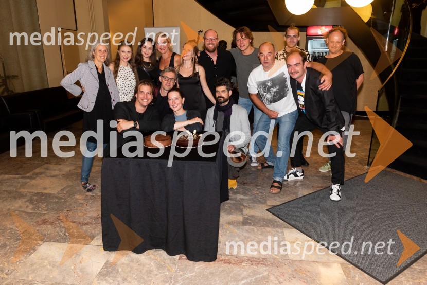  Nataša Tič Ralijan, igralka;  Ana Pavlin, igralka;  Lara Wolf Završnik, igralka;  Karin Komljanec, igralka;  Lena Hribar  Škrlec, igralka;  ... ;  ... ;  Gaber K. Trseglav, igralec;  Matic Lukšič, igralec;  ... ;  Gašper Jarni, igralec;  Filip Samobor, igralec;  ... ;  Sara Gorše, igralka;  ... Boljši svet, mjuzikal