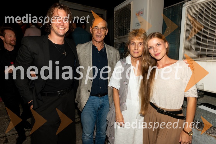  Filip Samobor, igralec;   Igor  Samobor, igralec;  Barbara Hieng Samobor, direktorica in umetniška vodja MGL;  Ana  SamoborBoljši svet, mjuzikal