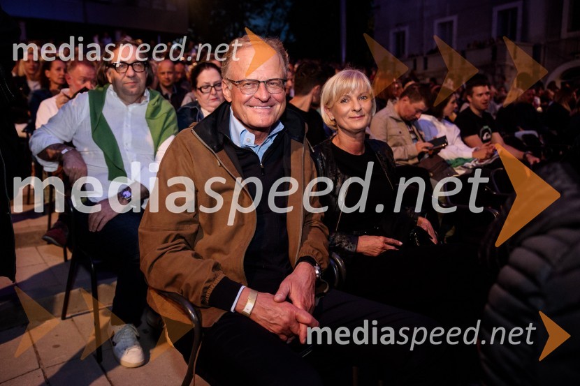  Janez  Škrabec, direktor Riko d.o.o.;  Sonja Poljanšek Škrabec, lastnica Welness centra SunnyVlado Kreslin z gosti na Festivalu Ljubljana 2022