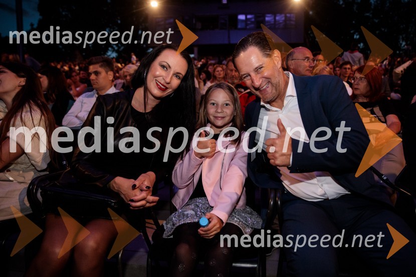  Melita Pipuš;  ... ;  John Denhof, predsednik uprave NKBMVlado Kreslin z gosti na Festivalu Ljubljana 2022