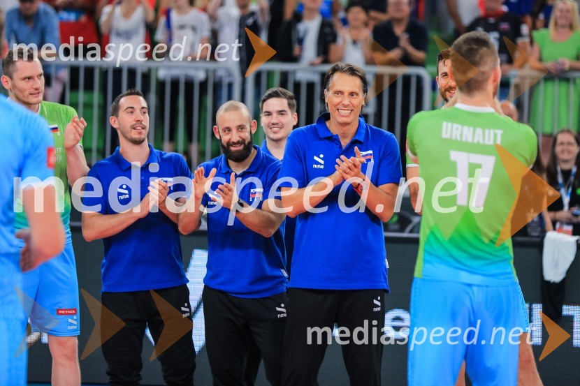  Tonček  Štern, odbojkar;  ... ;  ... ;  Gheorghe Crețu, trener odbojkarske reprezentance Slovenije;  Tine  Urnaut, kapetan slovenske odbojkarske reprezentanceSlovenci v četrtfinalu svetovnega prvenstva v odbojki 2022