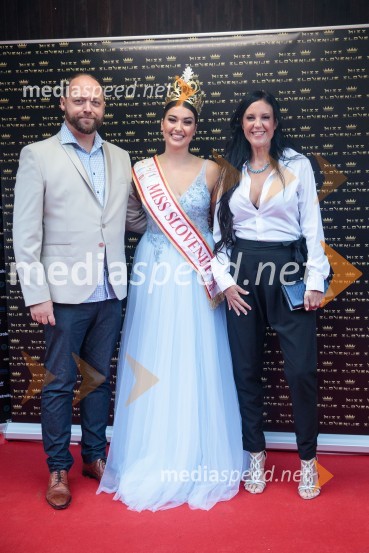  Boštjan Gorjup, direktor podjetja BSH;  Maja Čolić, Miss Slovenije 2020/21;  Brigita Gorjup, direktorica Andragoškega zavoda Ljudska univerzaMiss Slovenije 2022 je Ljubljančanka Vida Milivojša