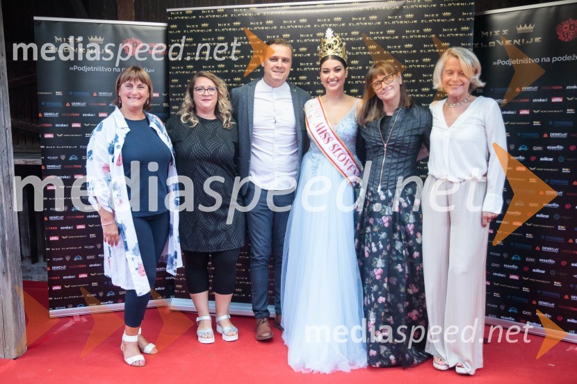  ... ;  ... ;  ... ;  Maja Čolić, Miss Slovenije 2020/21;  Mojca Šimnic Šolinc, direktorica Tosama;  ... Miss Slovenije 2022 je Ljubljančanka Vida Milivojša