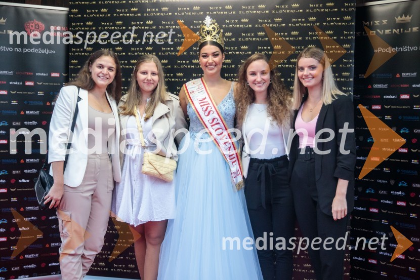  Eva Štuber;  Zala Dajčman;  Maja Čolić, Miss Slovenije 2020/21;  Sara  Krajnc;  Maruša MukenauerMiss Slovenije 2022 je Ljubljančanka Vida Milivojša