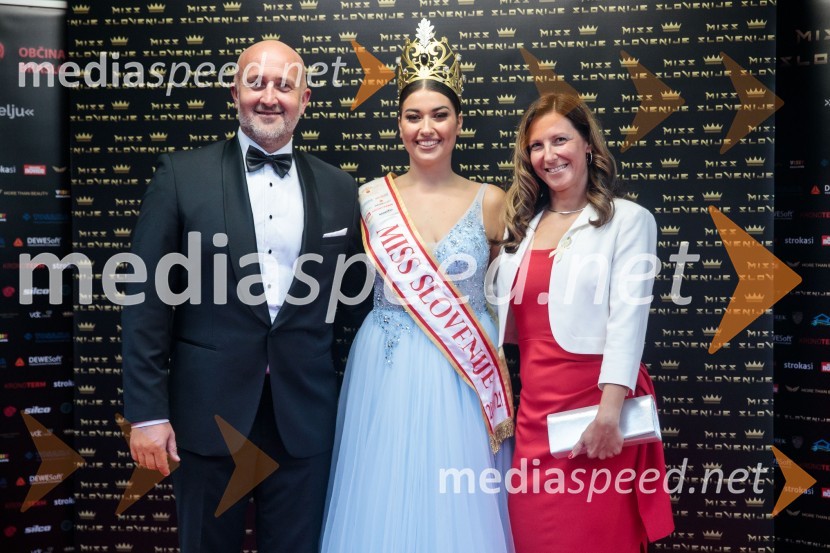  Tomaž Žohar, župan občine Braslovče;  Maja Čolić, Miss Slovenije 2020/21;  ... Miss Slovenije 2022 je Ljubljančanka Vida Milivojša