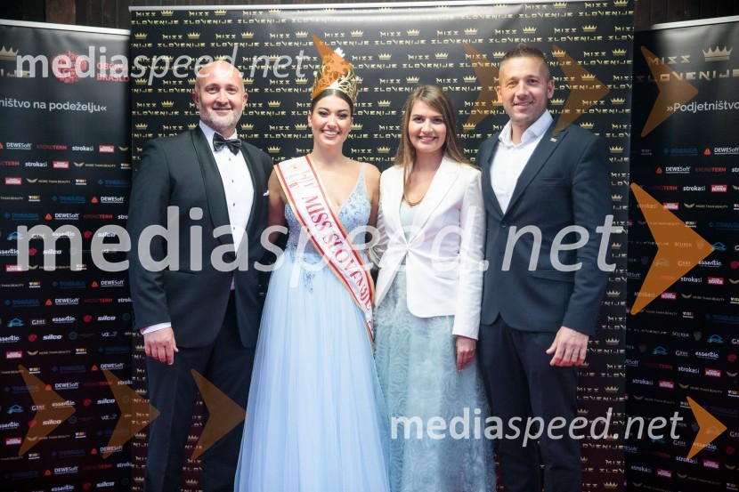  Tomaž Žohar, župan občine Braslovče;  Maja Čolić, Miss Slovenije 2020/21;  ... ;  ... Miss Slovenije 2022 je Ljubljančanka Vida Milivojša